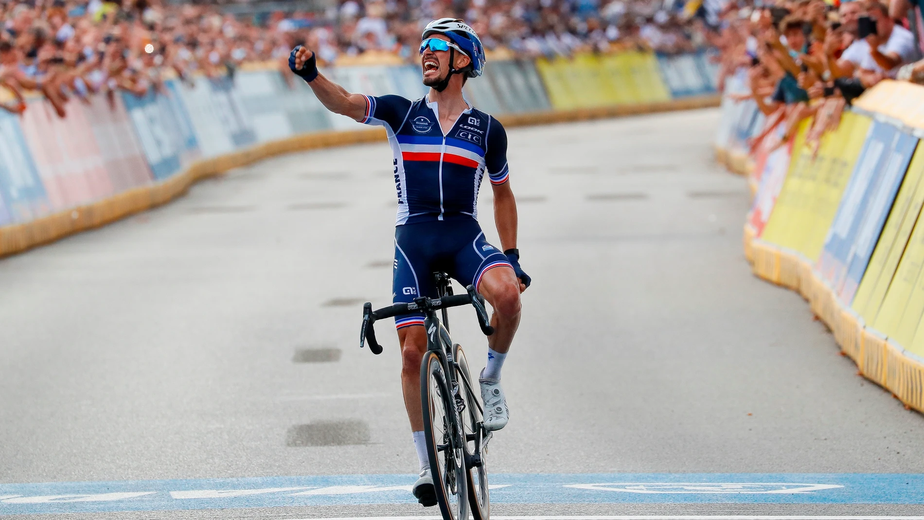 Alaphilippe entra en meta celebrando su segundo Mundial consecutivo