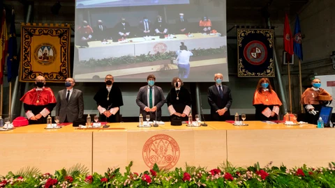 El presidente de la Comunidad de Murcia Fernando López Miras (4i), el rector de la Universidad de Murcia (UMU) José Luján (3i), la rectora de la Universidad Politécnica de Cartagena (UPCT) Beatriz Miguel (4d), entre otros, durante el acto oficial de apertura del curso de las universidades públicas de la Región de Murcia