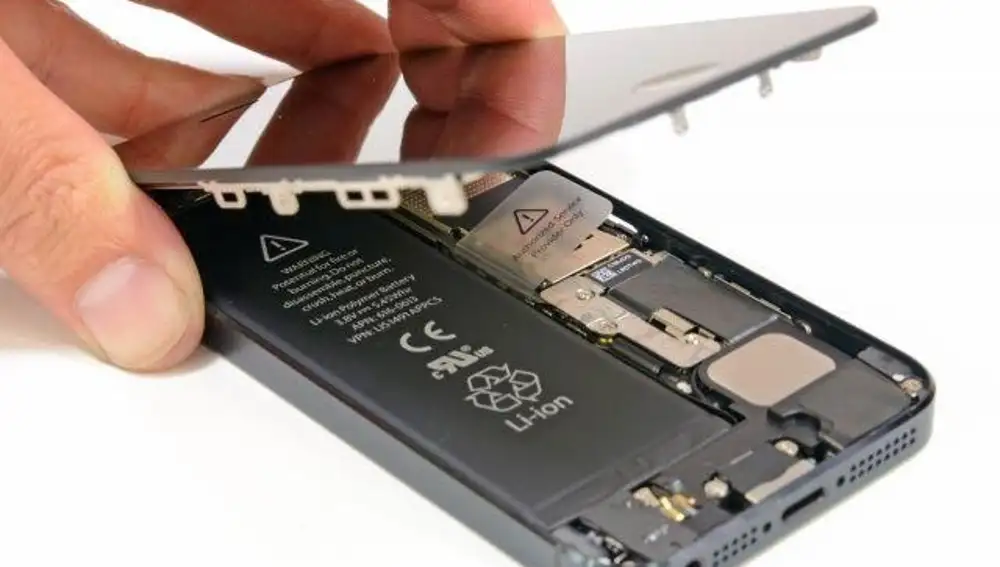 iPhone 5s en proceso de reparación.