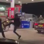 Dos personas se pelean en una gasolinera de Chichester, en Reino Unido en medio de la escasez de combustible