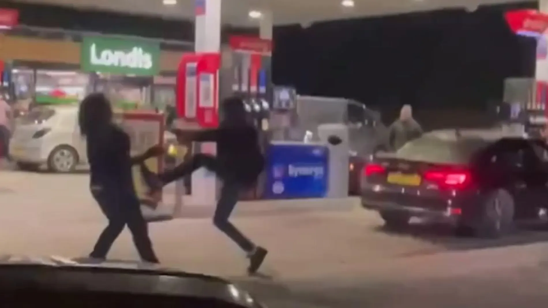 Dos personas se pelean en una gasolinera de Chichester, en Reino Unido en medio de la escasez de combustible
