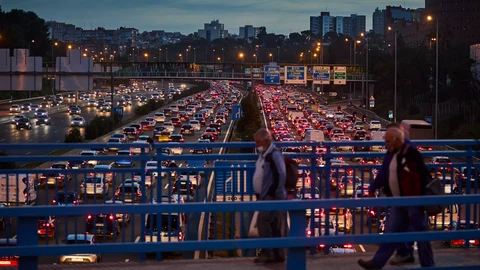 La carretera de circunvalación M30 de Madrid a primera hora de la mañana en un día laborable de septiembre