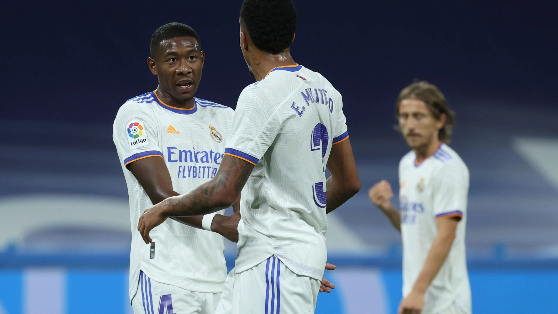 Los jugadores del Real Madrid David Alaba (i) y Eder Militao (d)