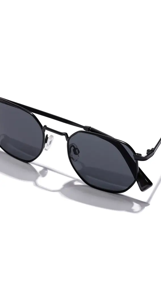 Hawkers presenta Hawkers x Jaguar, la colección de gafas inspirada en la nueva serie de Netflix.