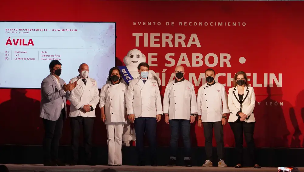 El presidente de la Junta de Castilla y León, Alfonso Fernández Mañueco; el consejero de Agricultura, Ganadería y Desarrollo Rural, Jesús Julio Carnero; la presidenta de Michelín en España y Portugal, María Paz Robina; y el director de ventas y marketing de Michelin Food & Travel España y Portugal, Miguel Pereda; junto a algunos de los chefs reconocidos