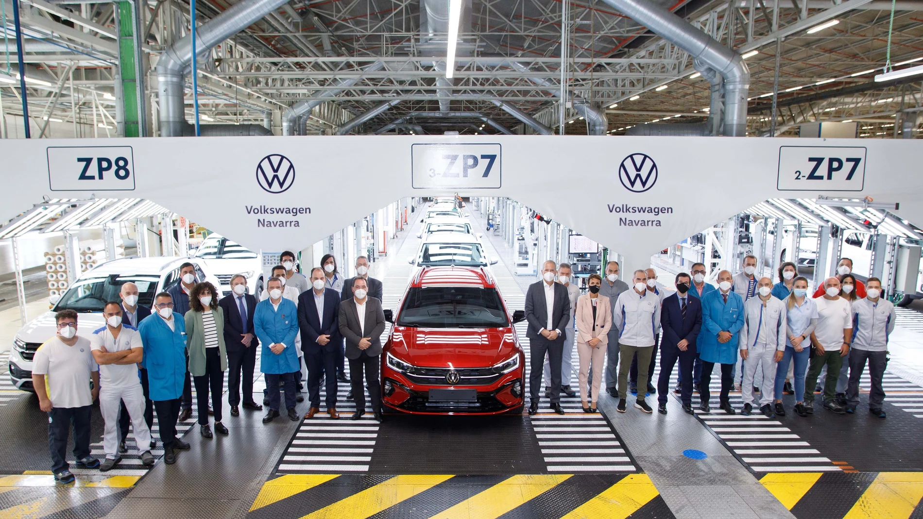 Markus Haupt, María Chivite, Alfredo Morales, los miembros del comité ejecutivo de VW Navarra y responsables de revisión final posan con el primer Volkswagen Taigo salido de las líneas de la fábricaVOLKSWAGEN NAVARRA27/09/2021