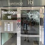 Aspecto de la puerta de entrada al edificio donde se encuentra la sede de Vox en Valladolid
