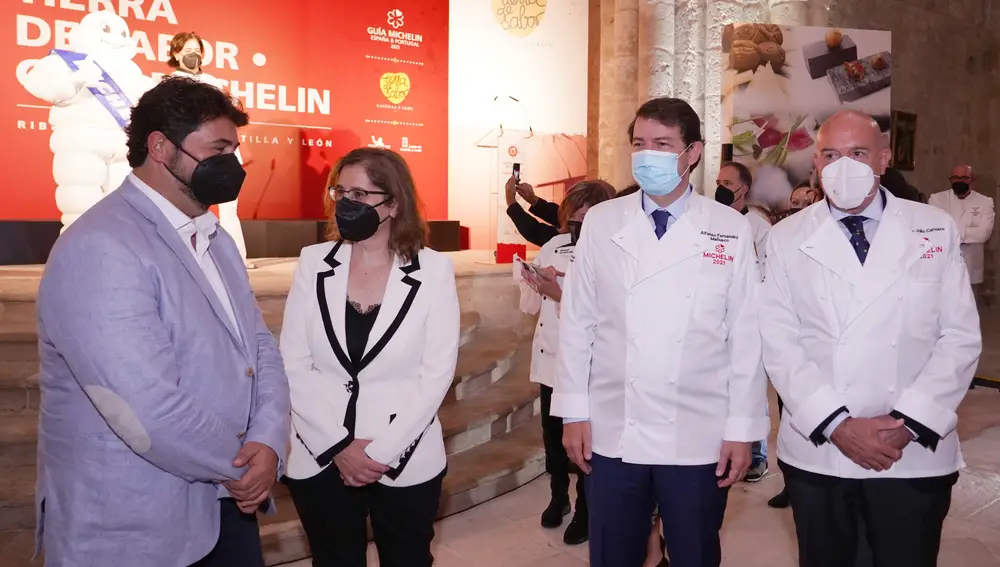 El presidente de la Junta de Castilla y León, Alfonso Fernández Mañueco, junto al consejero de Agricultura, Ganadería y Desarrollo Rural, Jesús Julio Carnero; la presidenta de Michelín en España y Portugal, María Paz Robina; y el director de ventas y marketing de Michelin Food & Travel España y Portugal, Miguel Pereda