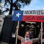 Una activista de Femen participa con una pancarta en una protesta contra la nueva ley del aborto que ha entrado en vigor en Texas, frente a la embajada de EEUU