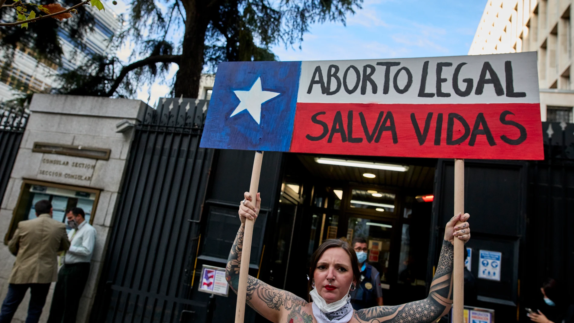 Una activista de Femen participa con una pancarta en una protesta contra la nueva ley del aborto que ha entrado en vigor en Texas, frente a la embajada de EEUU