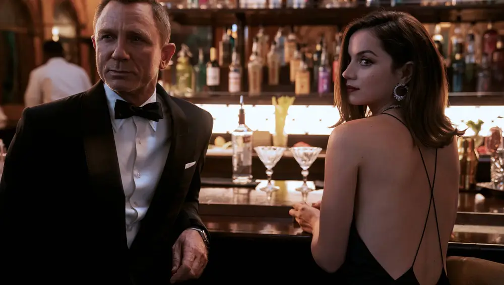Ana de Armas y Daniel Craig en &quot;Sin tiempo para morir&quot;, la nueva película de James Bond - UNIVERSAL PICTURES