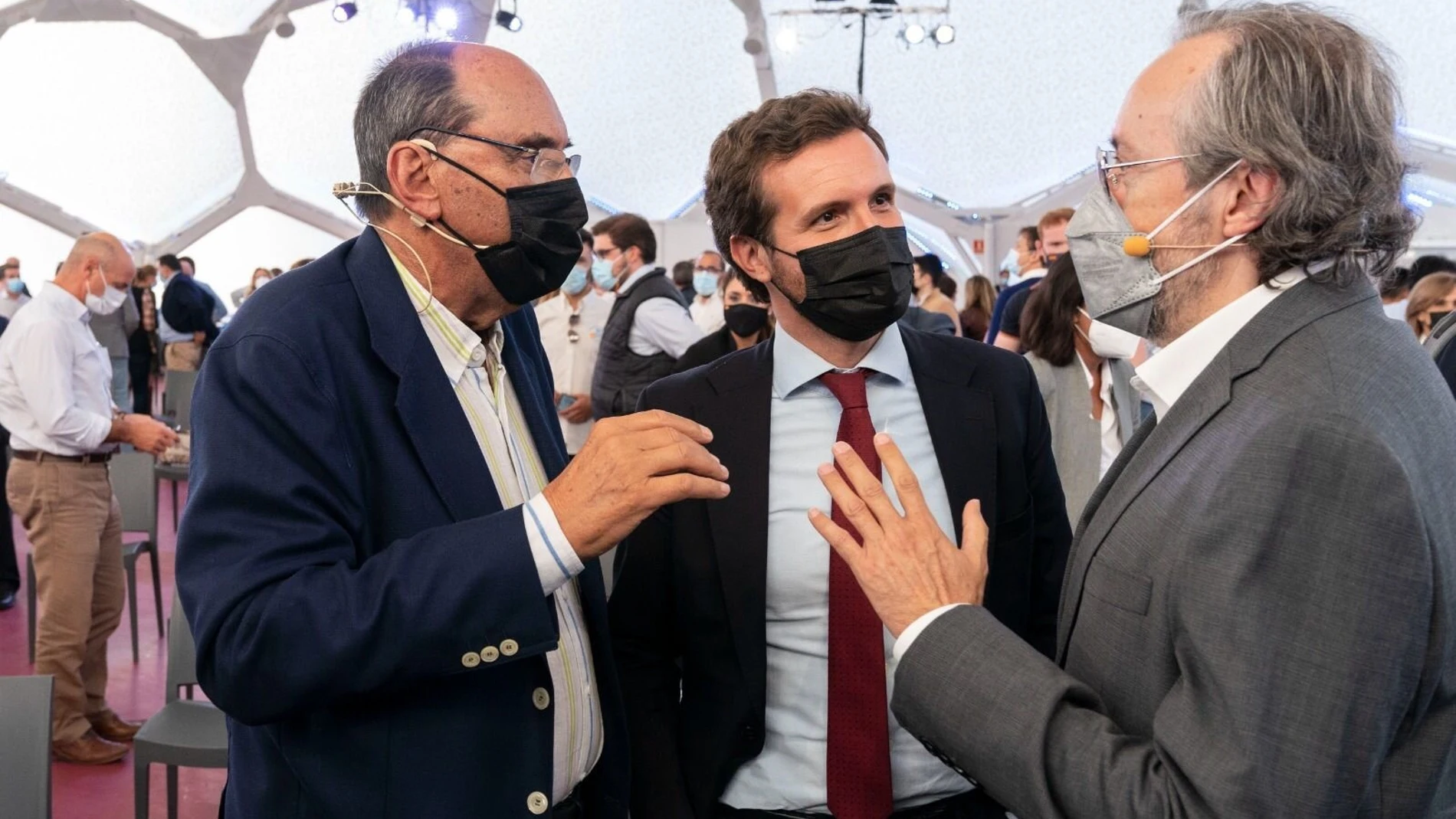 El presidente del PP, Pablo Casado, junto al exportavoz de Ciudadanos Juan Carlos Girauta y el expresidente del PP catalán Alejo Vidal-Quadras, en la Convención del PP  celebrado en Valladolid.TAREK (PP)28/09/2021