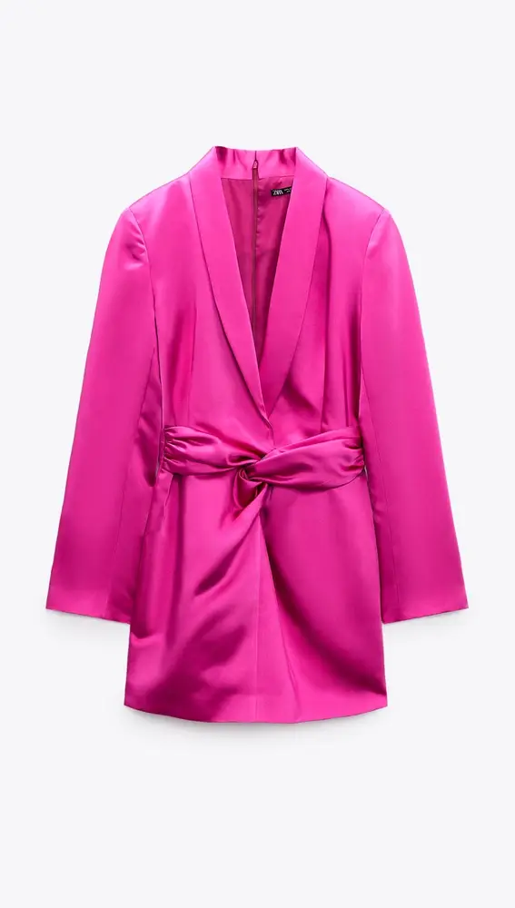 Vestido blazer satinado en color fucsia, de Zara