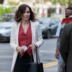 La presidenta de la Comunidad de Madrid, Isabel Díaz Ayuso, a su llegada a una mesa redonda con miembros de la organización Global Americans en Washington