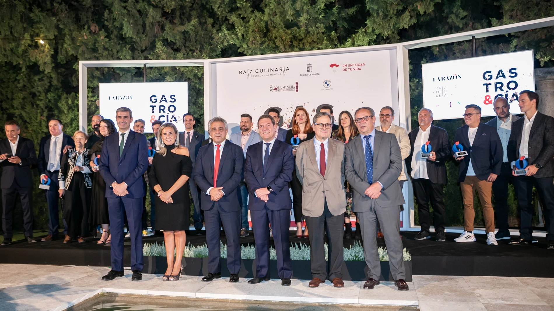 En primer plano y de izquierda a derecha: Álvaro Gutiérrez, presidente de la Junta de Toledo; Milagros Tolón, alcaldesa de Toledo; Andrés Navarro, consejero delegado de La Razón; Emiliano García-Page, presidente de la Junta de Castilla-La Mancha; Francisco Marhuenda, director de La Razón y Juan Alfonso Ruiz, Consejero de Hacienda de Castilla-La Mancha. En segundo plano, los ganadores de los premios Gastro&Cía.