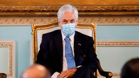 AME6560. ASUNCIÓN (PARAGUAY), 28/09/2021.- El presidente de Chile, Sebastián Piñera, espera hoy para recibir la Orden Nacional del Mérito en el Grado de "Collar Mariscal Francisco Solano López", por parte de su similar paraguayo, Mario Abdo Benítez, en el Palacio de Gobierno en Asunción (Paraguay). Ambos mandatarios mantuvieron este martes una reunión enfocada en la relación comercial y económica entre los dos países, tal como la recuperación regional postpandemia. EFE/Nathalia Aguilar