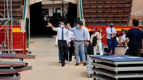 El secretario general del PP, Teodoro García Egea (i) ,en la imagen, junto al presidente del PPCV, Carlos Mazón, supervisan los preparativos del cierre de la Convención Nacional del partido, que tendrá lugar el domingo en la plaza de toros de València