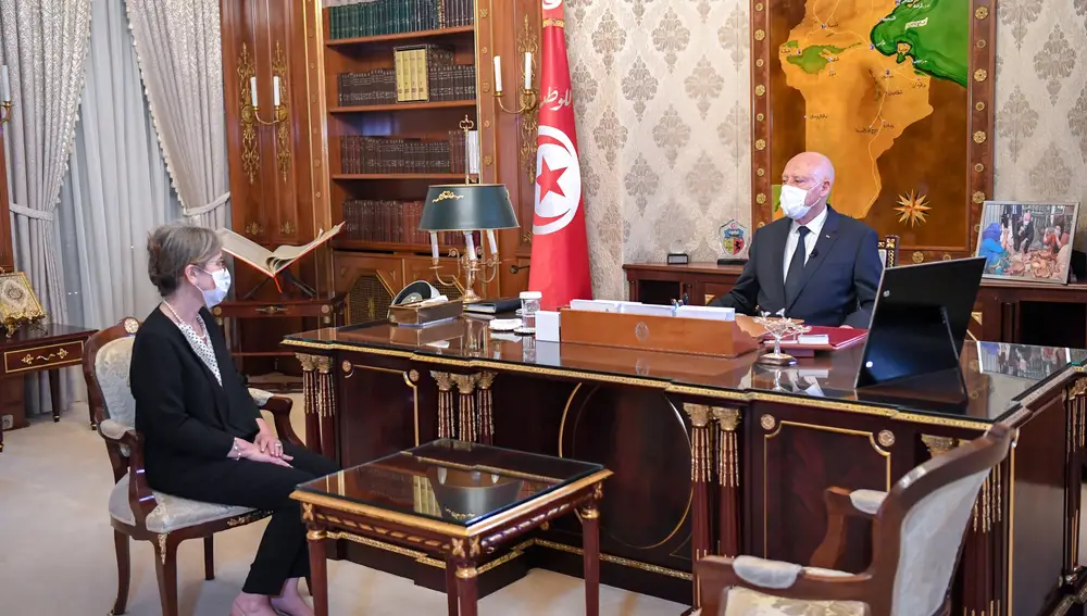 El presidente de Túnez, Kais Saied, durante la reunión con la primera ministra Najla Bouden