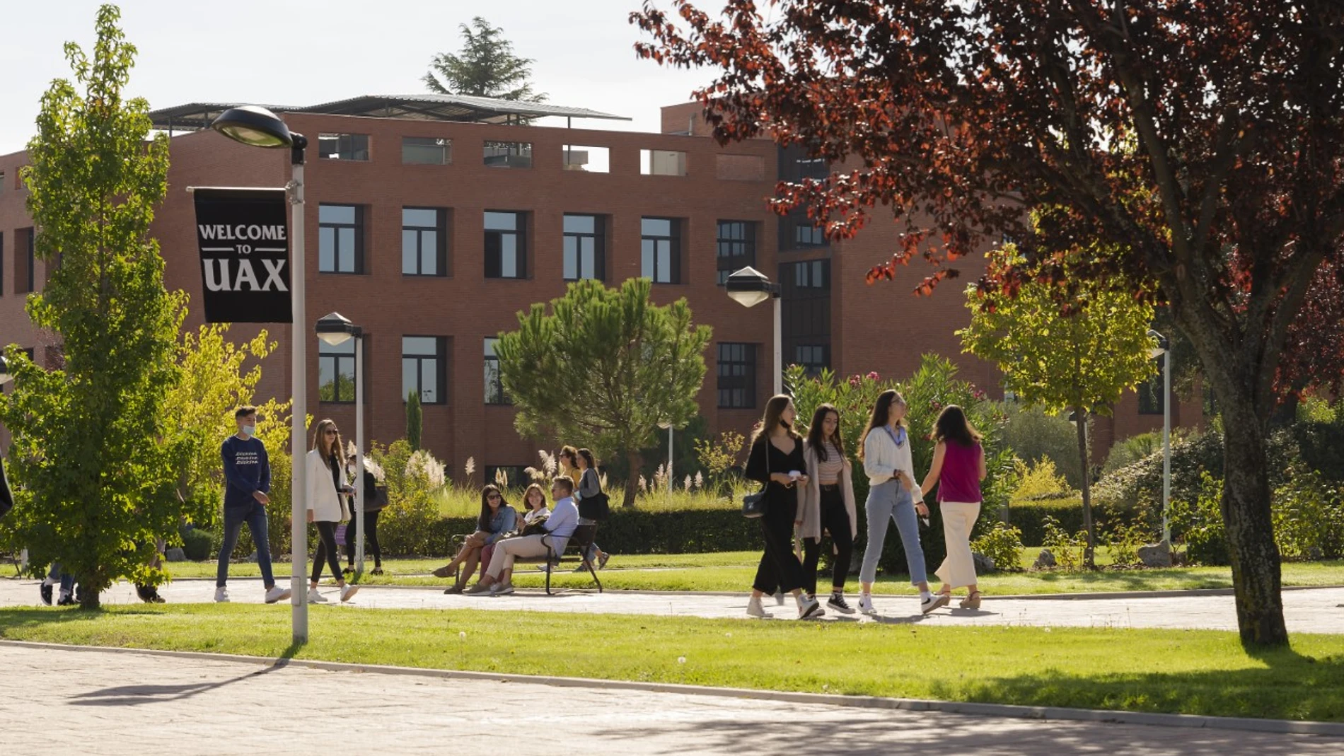 Alumnos en el campus de la UAX