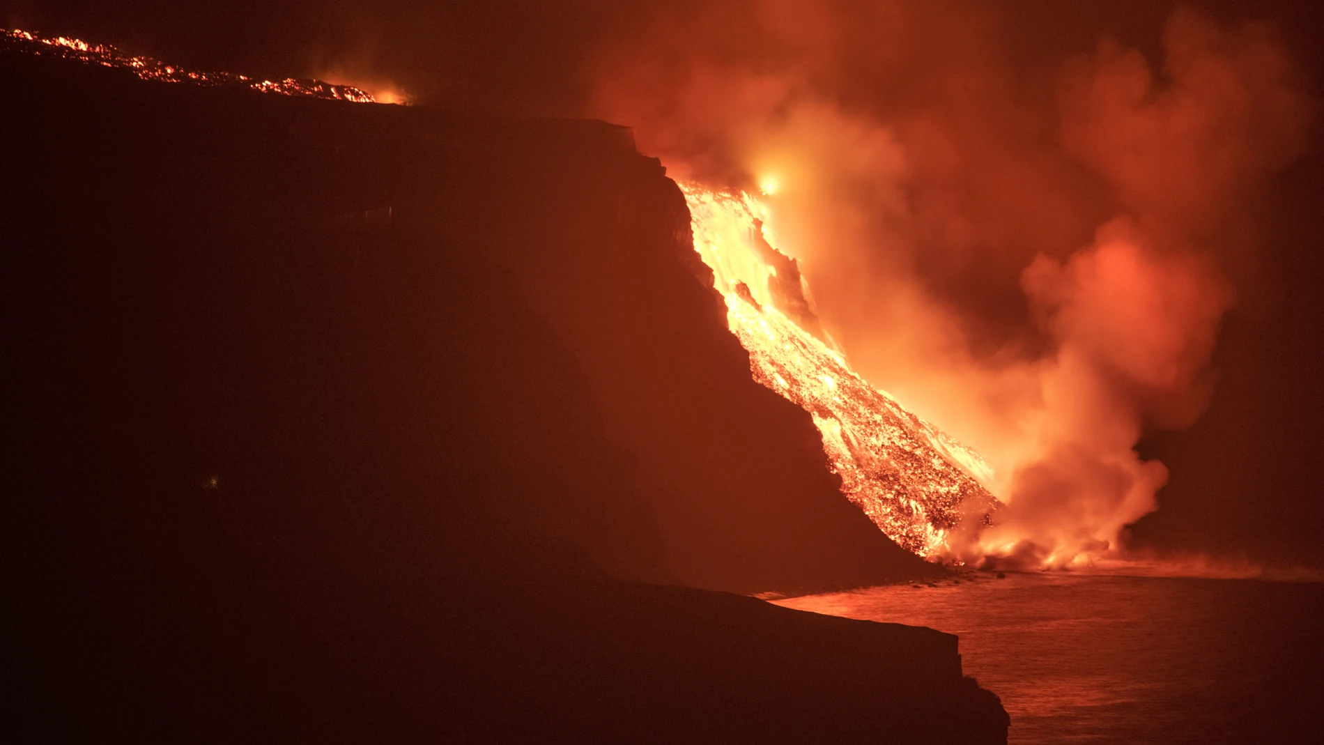 La colada de lava que emerge del volcán de La Palma llega al mar