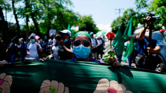 Mujeres salvadoreñas marchan para exigir políticas públicas sobre salud sexual y reproductiva y por el derecho al aborto legal y seguro en el Día internacional de la despenalización del aborto en San Salvador