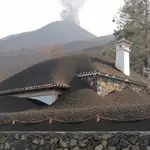 Una vivienda de La Palma casi enterrada por la ceniza volcánica