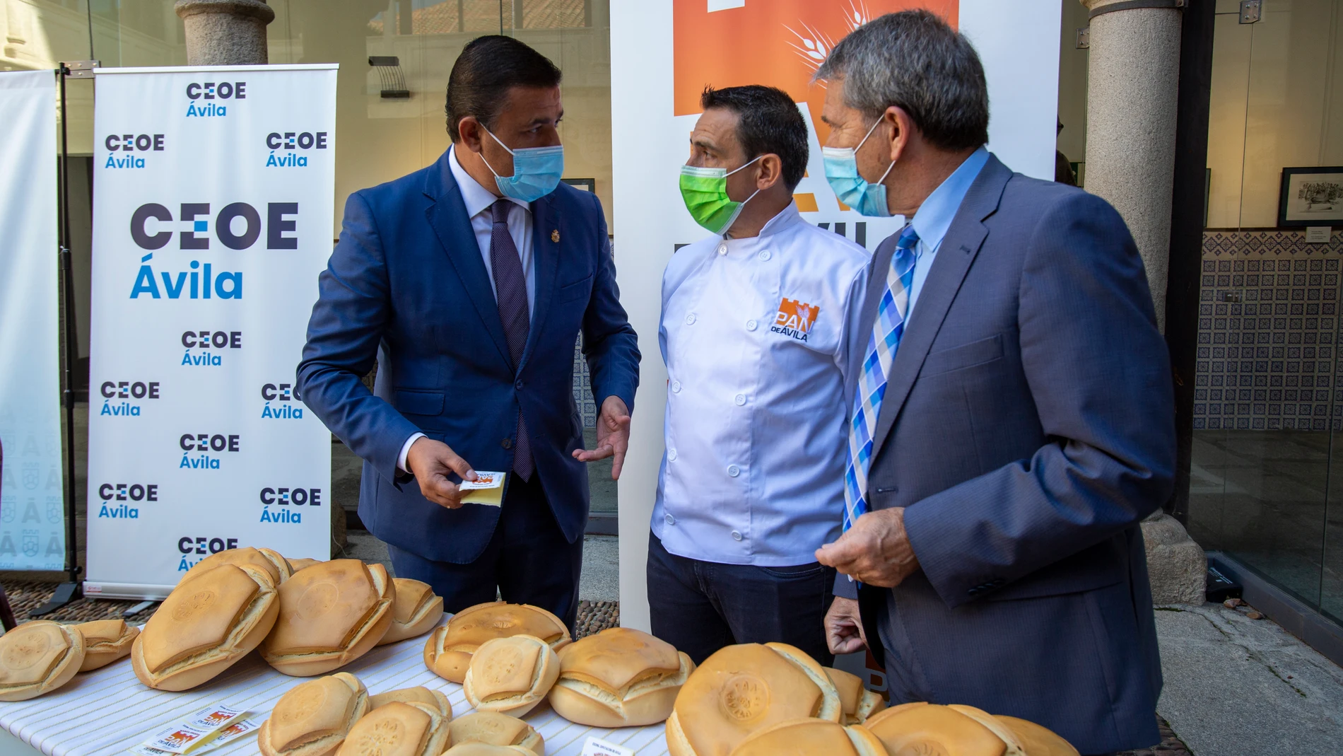 El presidente de la Diputación, Carlos García, presenta la marca colectiva "Pan de Ávila", que impulsa la patronal CEOE-Empresarios Ávila