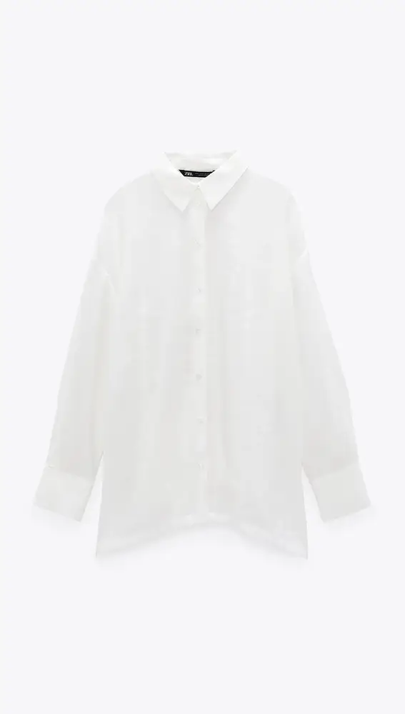 Camisa blanca oversized de manga larga.