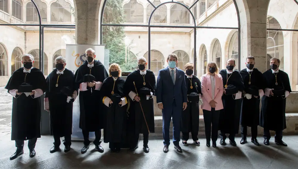 El presidente Alfonso Fernández Mañueco junto a la consejera Rocío Lucas y los rectores de las universidades de Castilla y León