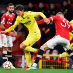 Pau Torres con el Villarreal frente al Manchester United.