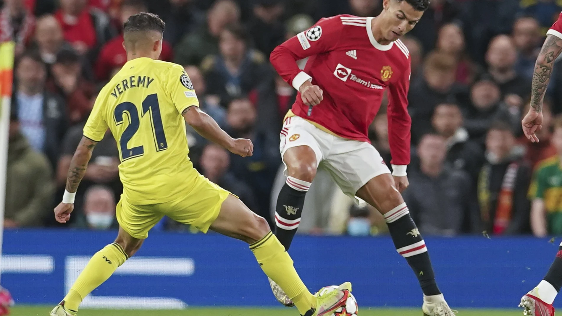 Yeremy Pino, ante Cristiano Ronaldo en el Manchester United - Villarreal