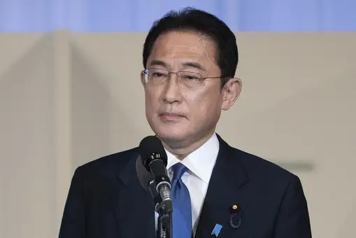 El primer ministro japonés sale ileso tras la explosión de una bomba de humo en un acto electoral