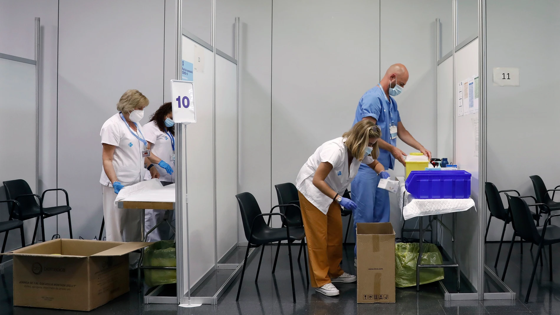 Sanitarios empaquetan ayer material en el centro de vacunación de La Farga, en L'Hospitalet (Barcelona), uno de los 41 grandes centros que el Departamento de Salud de la Generalitat cerrará de forma progresiva, pasando de los 60 actuales a solo 19, en un proceso que ya ha comenzado con el desmantelamiento de algunos de ellos.