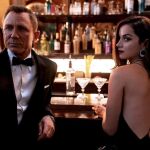 James Bond (Daniel Craig) junto a una nueva compañera de aventuras, interpretada por Ana de Armas