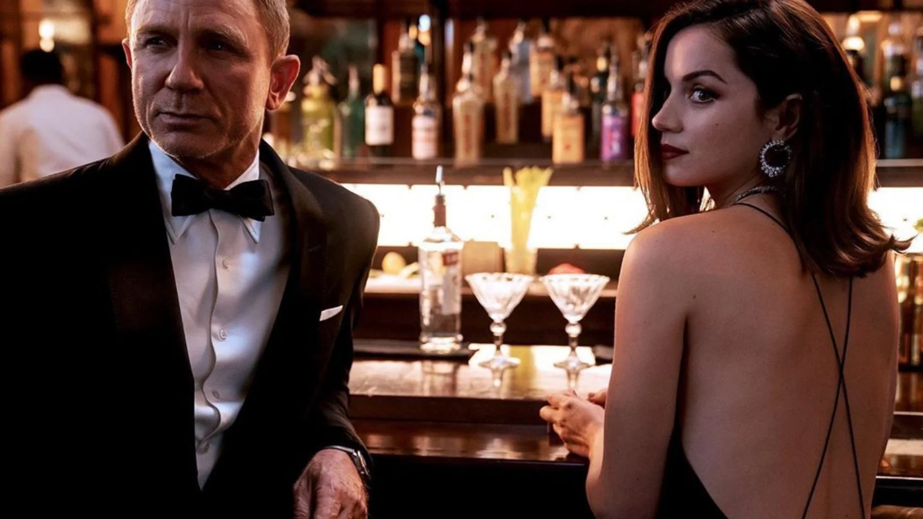 James Bond (Daniel Craig) junto a una nueva compañera de aventuras, interpretada por Ana de Armas