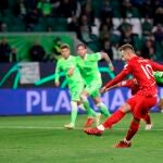 Rakitic no dudó y marcó de penalti