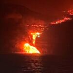 GRAFCAN3928. TAZACORTE (LA PALMA), 29/09/2021.- La colada de lava que emerge de la erupción volcánica de La Palma ha llegado esta noche al mar en una zona de acantilados en la costa de Tazacorte. EFE/Instituto Español de Oceanografía ***SÓLO USO EDITORIAL, PERMITIDO SU USO SÓLO EN RELACIÓN A LA INFORMACIÓN QUE APARECE EN EL PIE DE FOTO, CRÉDITO OBLIGATORIO***