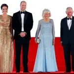 Los duques de Cambridge, junto a la duquesa de Cornualles y el príncipe Carlos, en el estreno de la nueva película de James Bond
