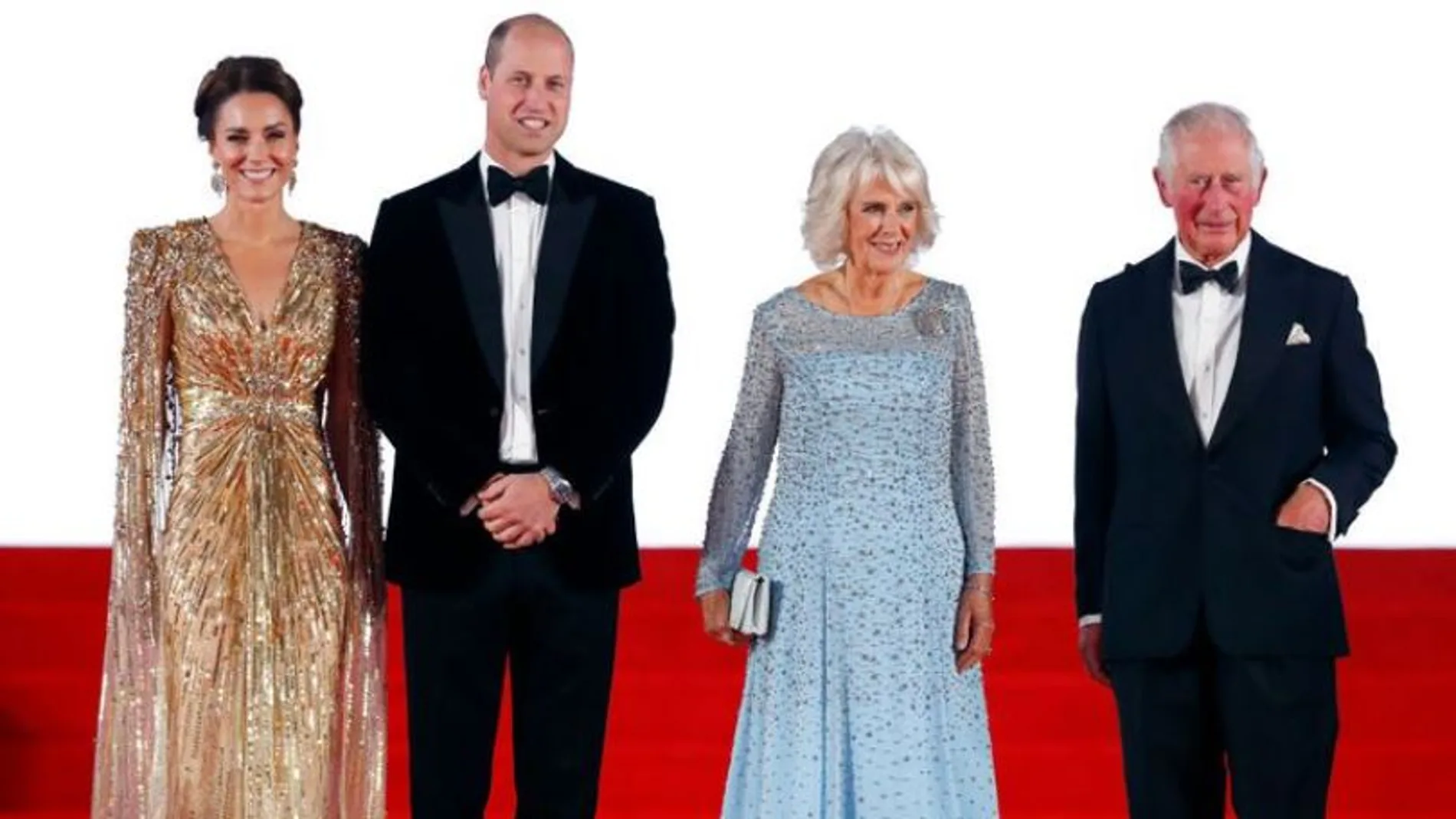 Los duques de Cambridge, junto a la duquesa de Cornualles y el príncipe Carlos, en el estreno de la nueva película de James Bond