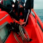 Uno de los 43 inmigrantes rescatados hoy por Salvamento Marítimo en las costas del sur de Alicante tiene movilidad reducida y llevaba una silla de ruedas a bordo de la patera en la que ha sido interceptado