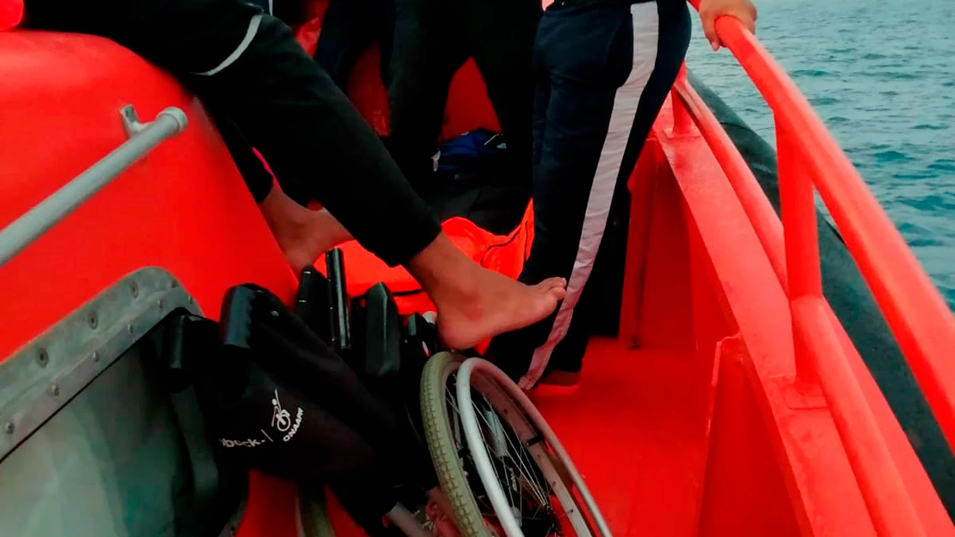 Uno de los 43 inmigrantes rescatados hoy por Salvamento Marítimo en las costas del sur de Alicante tiene movilidad reducida y llevaba una silla de ruedas a bordo de la patera en la que ha sido interceptado