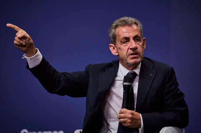 El líder del PP, Pablo Casado (d) junto al expresidente francés Nicolás Sarkozy (i) tras participar en la mesa sobre "La sociedad abierta y sus enemigos" en la tercera jornada de la convención nacional del Partido Popular