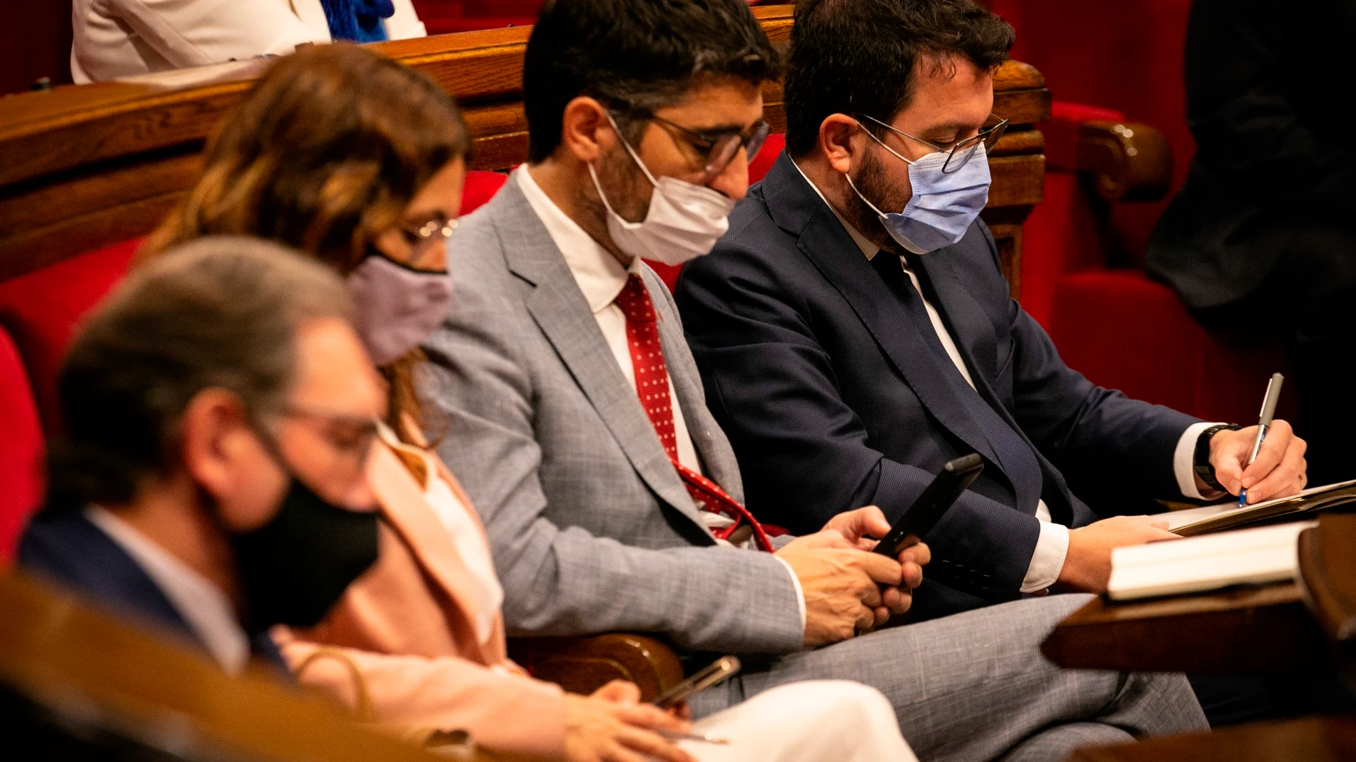 El presidente de la Generalitat, Pere Aragonès, y su vicepresidente, Jordi Puigneró, durante la segunda jornada del debate de política general