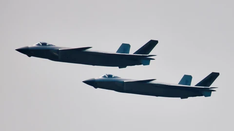 El J-20 es una aeronave del tipo monoplaza, grande y pesado. Su apariencia se asemeja a la del Sukhoi T-50 o el Lockheed Martin F-22 Raptor.