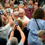 En la imagen, el Papa Francisco pasea entre los fieles tras salir de la audiencia general en el Vaticano