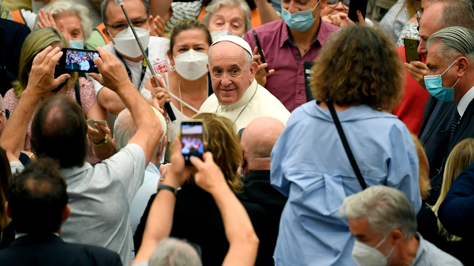 En la imagen, el Papa Francisco pasea entre los fieles tras salir de la audiencia general en el Vaticano