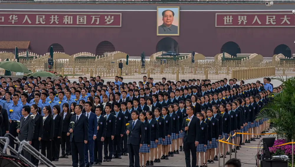 El retrato de Mao Tse-Tung encabeza, cada año, el acto conmemorativo que se celebra en Pekín en honor a aquellos que perdieron sus vidas por servir al país