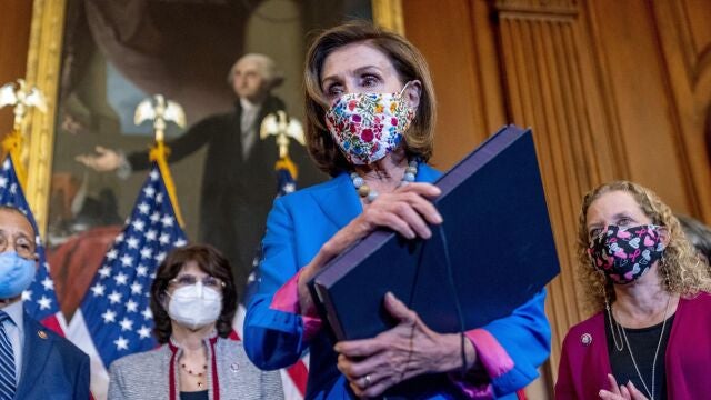 La presidenta de la Cámara de Representantes, la demócrata Nancy Pelosi, con el acuerdo bajo el brazo