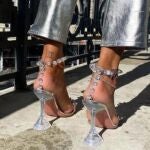 Tacones transparentes con detalles joya.