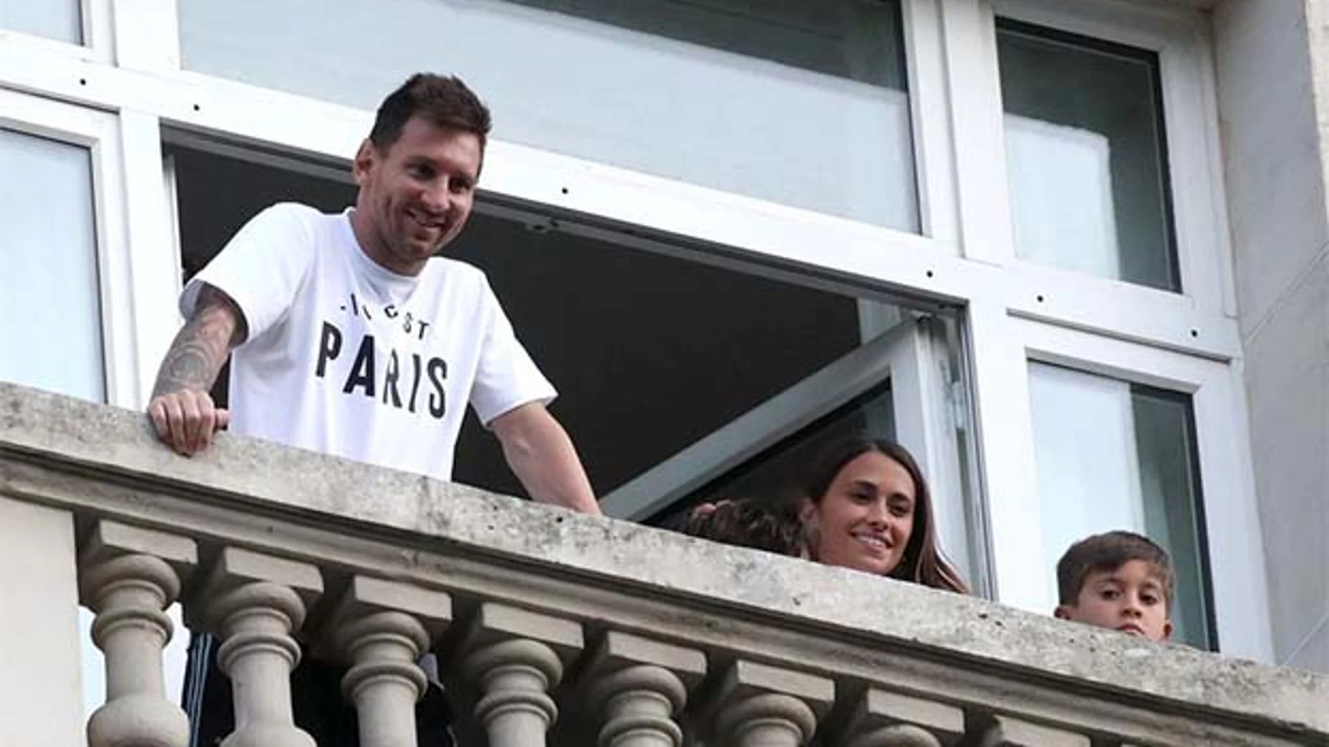 Leo Messi, junto a su familia en un balcón del hotel Le Royal Monceau de París.